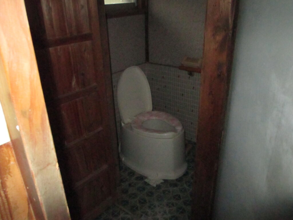 建物内のトイレの写真です。 土地 として売却予定ですが、建物を活用することもできますので、中の写真も載せております。