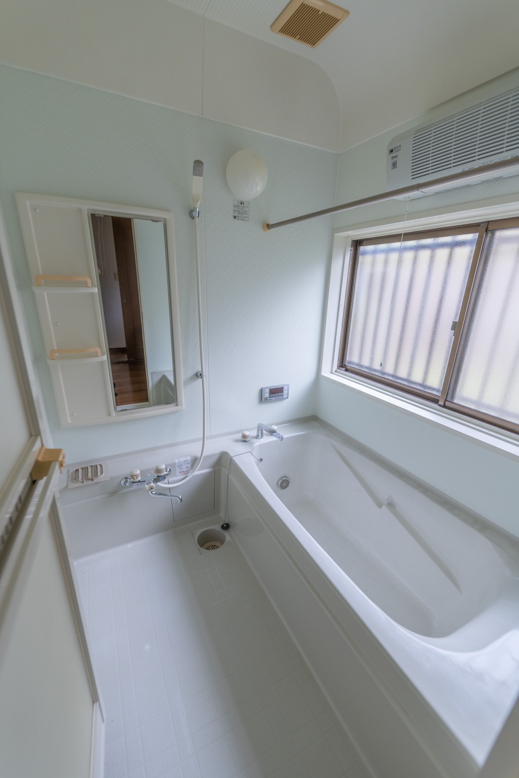 白を基調とした清潔感の感じられる浴室。窓付きで換気は簡単です。