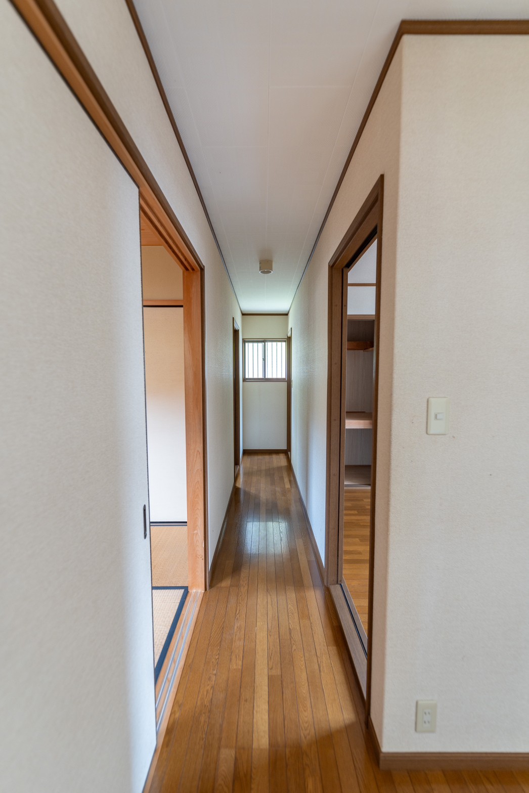 玄関から入って左に和室・洋室・浴室に続く少し細い廊下。